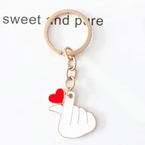 Nyckelring - vit hand håller kärlekens hjärta<VSmycken Discount