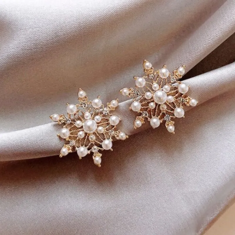 prla_snflinga_stora_rhnge_0.webp Pärla Snöflinga stora örhängen Eleganta kristallörhängen<VSmycken Sale