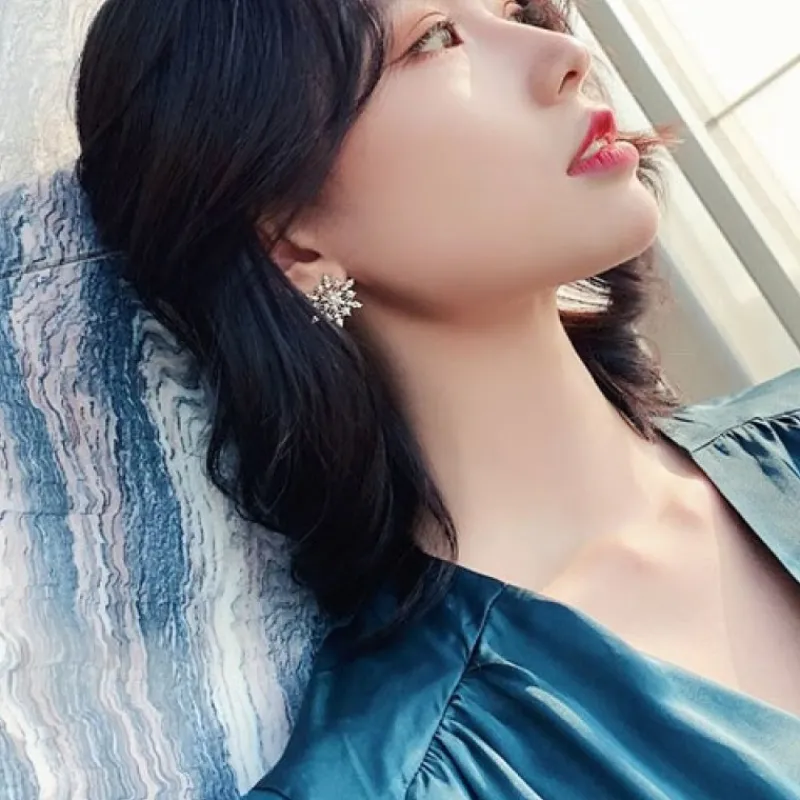 prla_snflinga_stora_rhnge_2.webp Pärla Snöflinga stora örhängen Eleganta kristallörhängen<VSmycken Sale