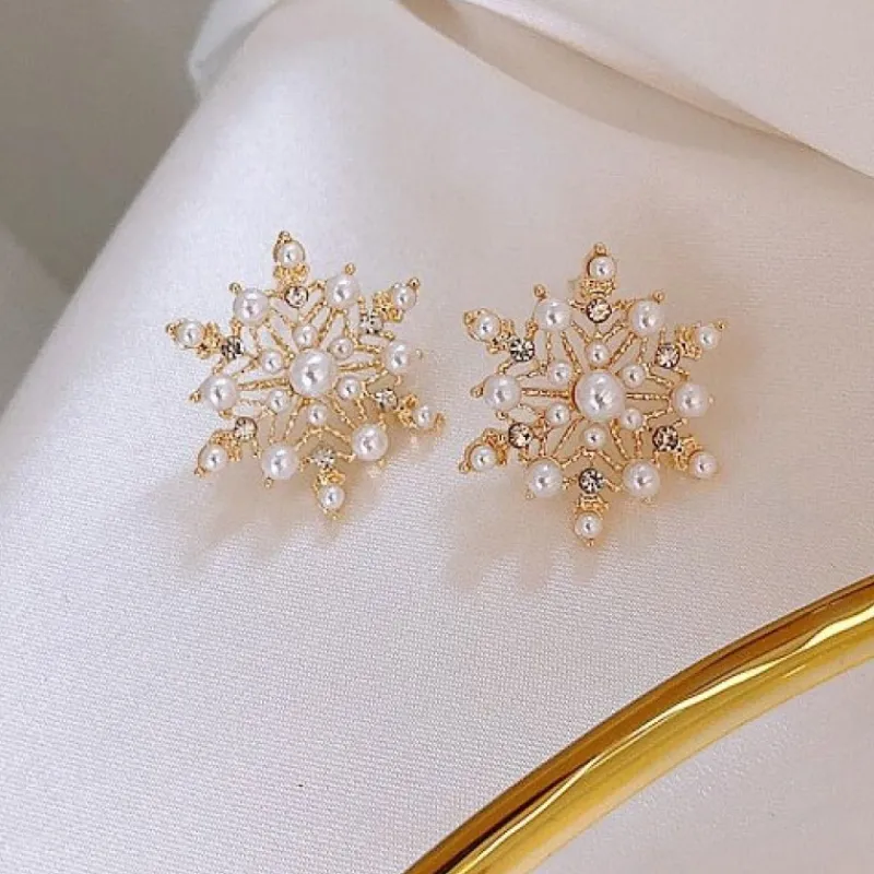 prla_snflinga_stora_rhnge_3.webp Pärla Snöflinga stora örhängen Eleganta kristallörhängen<VSmycken Sale