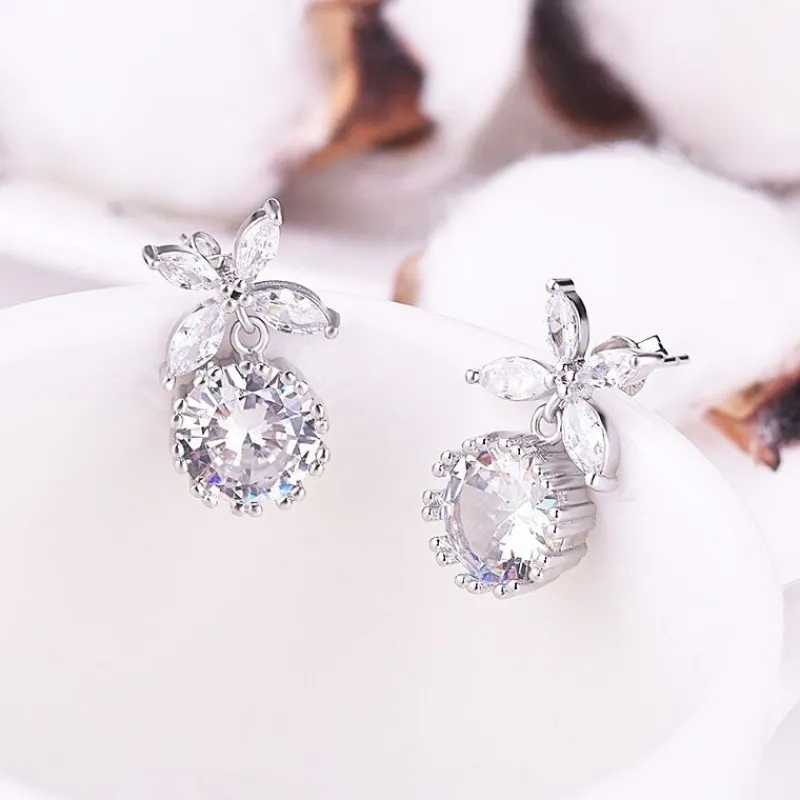 runda_glnsande_blomma_kub_1.webp Runda glänsande blomma Kubisk Zirkon Örhängen<VSmycken Outlet