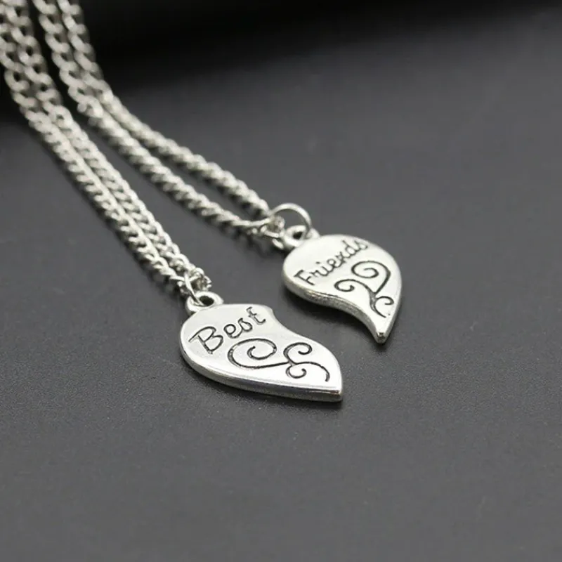 best_friends__halsband_me_2.webp Best Friends - Halsband med 2 kedjor - Delbart hjärta<VSmycken New