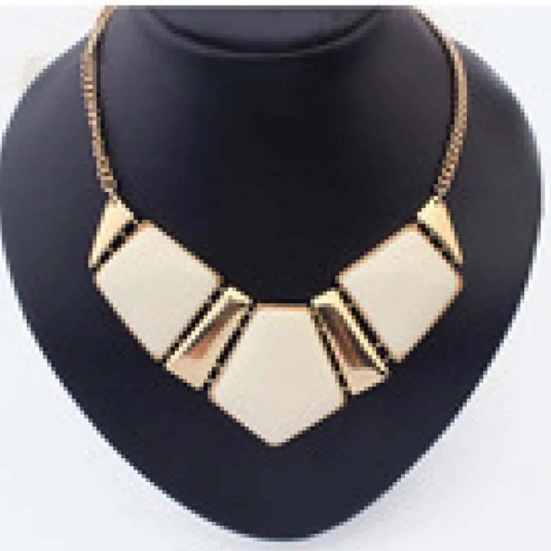 choker_necklace__guldig_b_2.webp Choker Necklace - Guldig Beige Halsband<VSmycken Sale