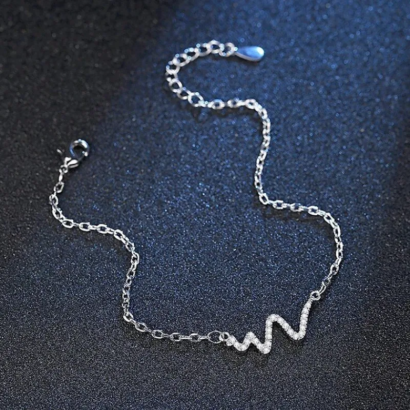 kubisk_zirkonia_heartbeat_1.webp Kubisk zirkonia Heartbeat smyckeset i silver<VSmycken Online