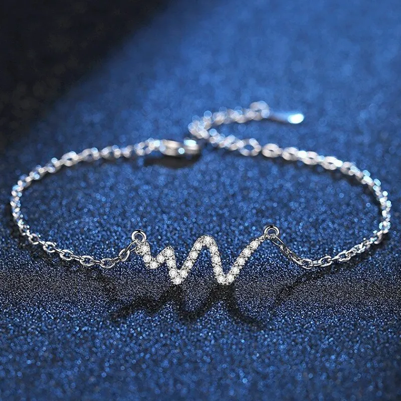 kubisk_zirkonia_heartbeat_2.webp Kubisk zirkonia Heartbeat smyckeset i silver<VSmycken Online