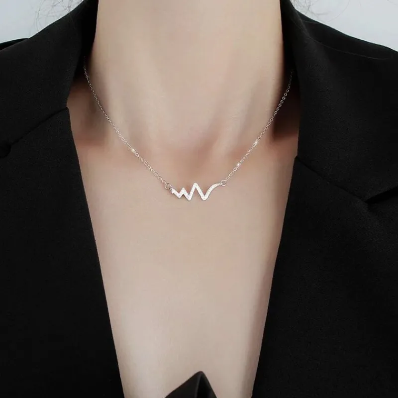 kubisk_zirkonia_heartbeat_5.webp Kubisk zirkonia Heartbeat smyckeset i silver<VSmycken Online