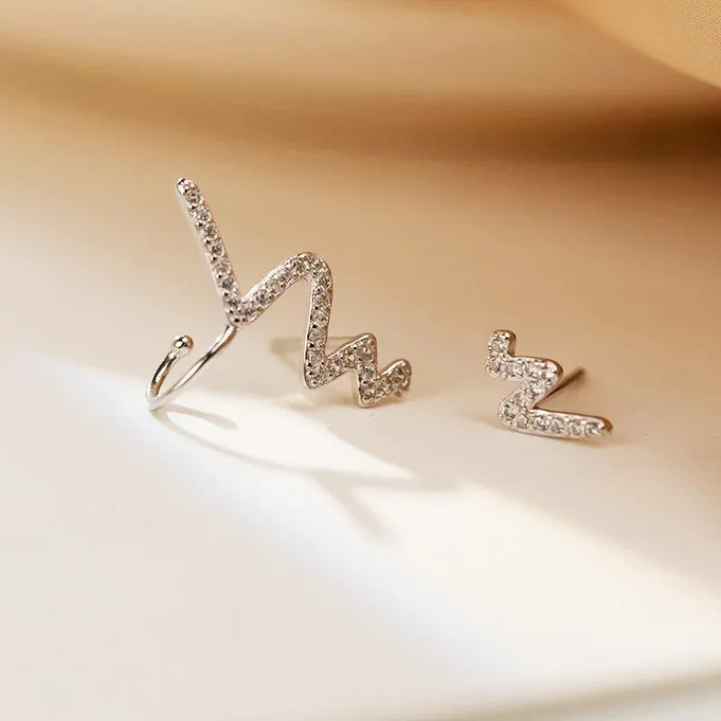 kubisk_zirkonia_heartbeat_7.webp Kubisk zirkonia Heartbeat smyckeset i silver<VSmycken Online