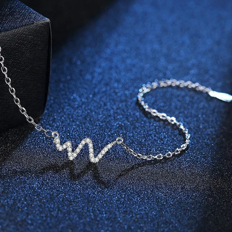 kubisk_zirkonia_heartbeat_8.webp Kubisk zirkonia Heartbeat smyckeset i silver<VSmycken Online